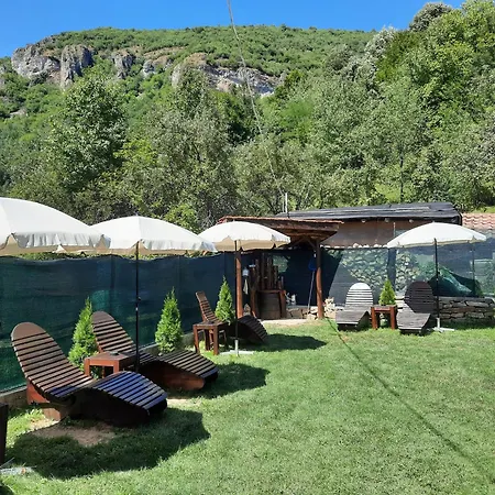 Nyaraló Lazar Raykov *